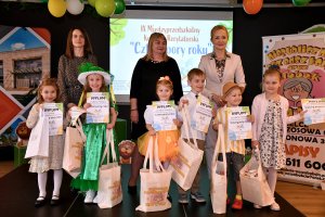 Na zdjęciu dzieci biorace udział w konkursie