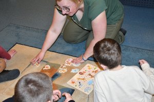 Na zdjęciu dzieci w czasie zajęć.