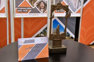 Na zdjęciu statuetak nagrody