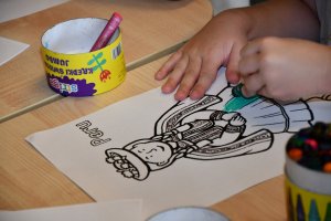 Na zdjęciu prace plastyczne wykonywane przez dzieci