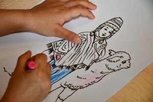 Na zdjęciu prace plastyczne wykonywane przez dzieci