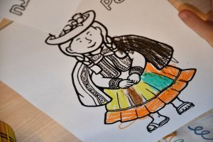 Na zdjęciu prace plastyczne wykonywane przez dzieci