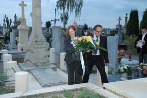 Rita Gombrowicz składa kwiaty na cmentarzu w Przybysławicach