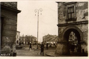 czarnobiała pocztówka na której widać ludzi zajętych codziennymi sprawami