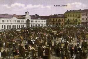 tłum ludzi na placu