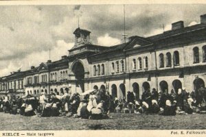 tłum ludzi na placu