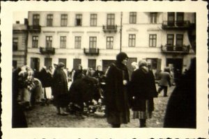 tłum ludzi na placu