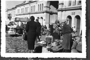 tłum ludzi na placu