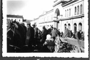 tłum ludzi na placu