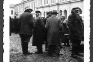 tłum ludzi na placu