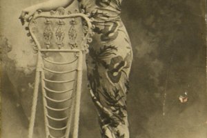 zabytkowa pocztówka z okazji dnia kobiet