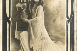 zabytkowa pocztówka z okazji dnia kobiet