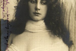 zabytkowa pocztówka z okazji dnia kobiet