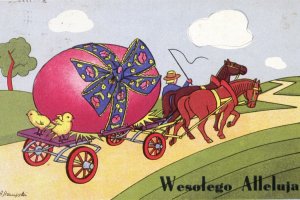 ogromne jajo wielkanocne wiezione na wozie z końmi
